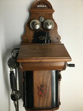 Teléfono de pared con manivela